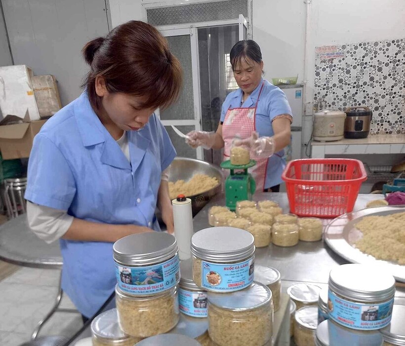HTX Thủy sản Hoàng Kim, xã Hán Đà, huyện Yên Bình đóng gói sản phẩm.