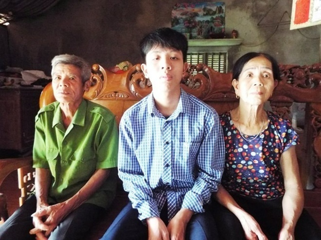 Em Hoàng Long Vũ và ông bà nội. Ảnh: báo Tiền phong.
