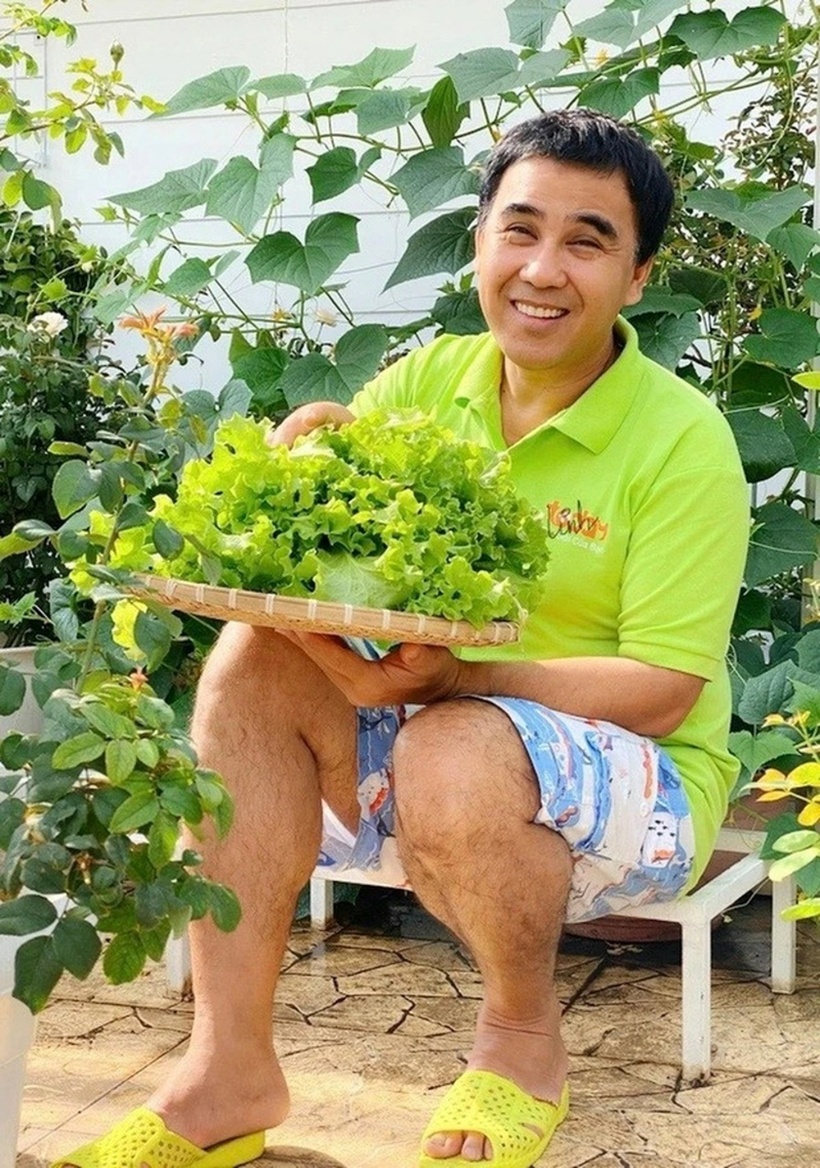 Trên sân thượng và khu vườn quanh biệt thự của vợ chồng Quyền Linh trồng nhiều loại rau quả như đu đủ, cóc, mướp, ớt, rau thơm, chanh, cà chua... Nhờ chăm chỉ vun trồng, gia đình nam MC có rau sạch ăn quanh năm.