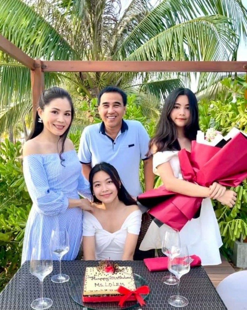 Mỗi khi có thời gian rảnh, Quyền Linh thích được ở nhà cùng bà xã và các con, tận hưởng thú vui chăm sóc vườn tược, thu hoạch cây trái. Anh cũng thường xuyên chia sẻ hình ảnh đời thường, khoảnh khắc chăm sóc vườn sau giờ làm. Đến dịp thu hoạch, gia đình anh hái hoa quả, thưởng thức ngay tại vườn.