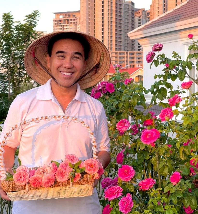 Đặc biệt, căn biệt thự của gia đình Quyền Linh ngập tràn các loại hoa hồng ngoại. Theo chia sẻ của nam MC, bà xã anh thích hoa hồng nên vợ chồng anh trồng nhiều loại hoa, đủ màu sắc, tạo nên vườn hoa đẹp mắt và lãng mạn quanh nhà.