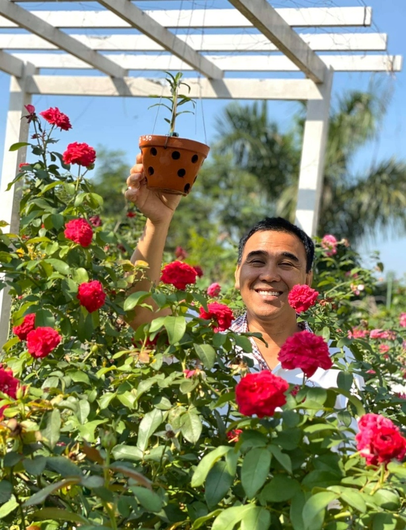 Bà xã Quyền Linh cũng từng cho hay, cô có đam mê, thú vui trồng hoa hồng vì hoa giúp thư giãn tinh thần, giảm áp lực và cân bằng cuộc sống. Sau nhiều năm trồng hoa, cô đúc rút nhiều kinh nghiệm về cách trồng hoa hồng trong chậu.