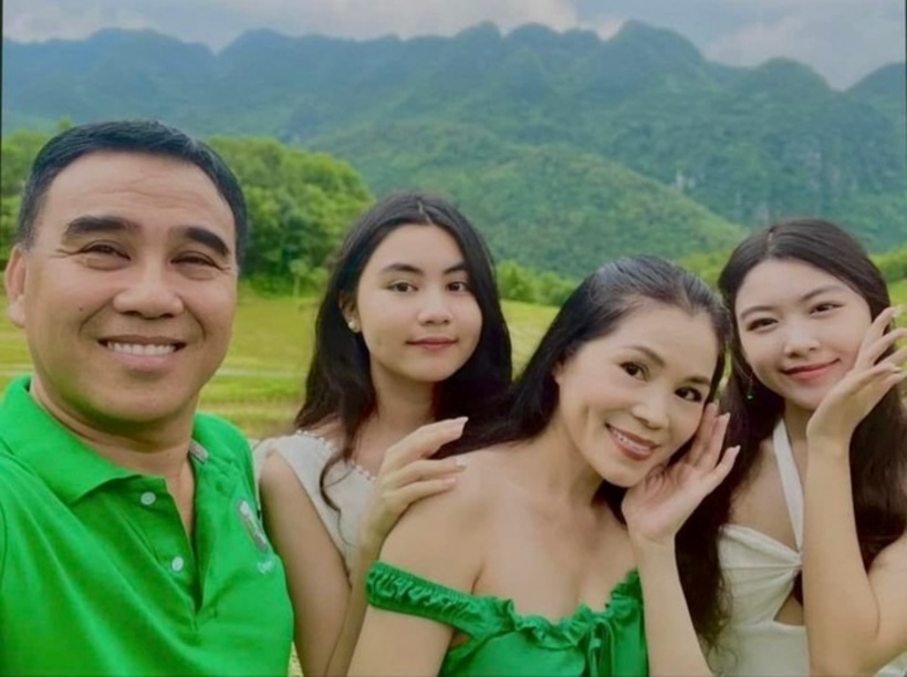 Vợ chồng Quyền Linh là một trong những cặp đôi có hôn nhân hạnh phúc được ngưỡng mộ trong showbiz Việt. Đến nay, cả hai đã bên nhau gần 20 năm và có hai con gái đặt tên thân mật là Lọ Lem và Hạt Dẻ.