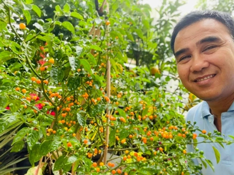 Theo báo Dân Trí, nam MC từng chia sẻ anh sinh ra ở Tiền Giang, quanh năm gắn bó với đồng lúa, ruộng vườn. Khi mua biệt thự, dù nội thất bên trong sang trọng ra sao, anh vẫn thích có những không gian như nhà vườn để gia đình tận hưởng cảm giác bình yên như chốn thôn quê.