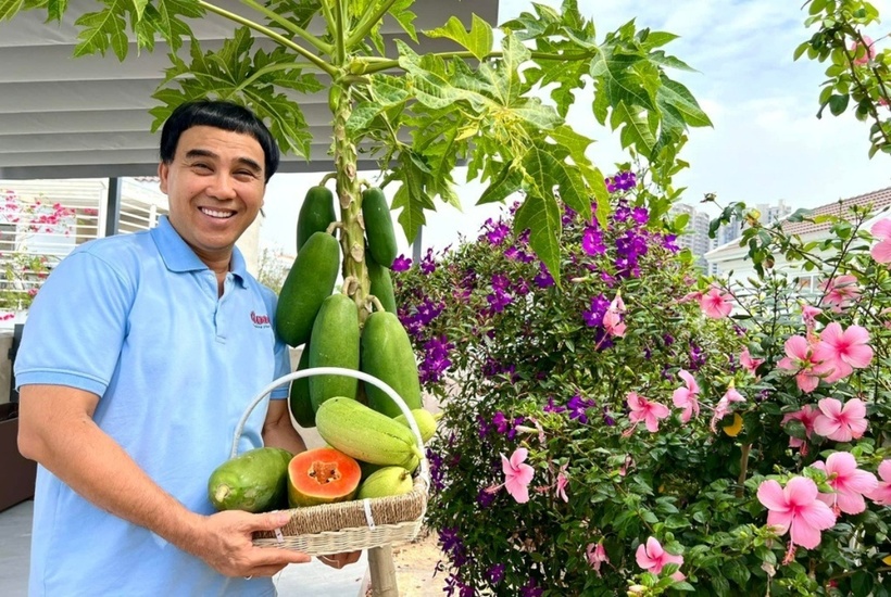 "Tôi dân Tiền Giang, quanh năm đồng lúa ruộng vườn lên thành phố bằng nghề nghệ sĩ. Tổ cho mình thành công vài ba vai diễn nhưng vẫn chưa ấn tượng với khán giả nhiều. Đến khi mua được biệt thự ở Phước Kiển - Nhà Bè này, dù có trang trí, thiết kế kiểu gì thì cũng phải có vài món, hoặc vài chỗ giống ý như nhà vườn tôi mới khoái", MC Quyền Linh bộc bạch.