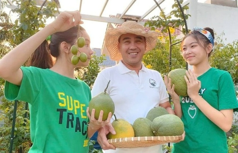 Biết được sở thích của chồng, doanh nhân Dạ Thảo trồng nhiều cây trái, hoa trên sân thượng và xung quanh nhà để ông xã có nơi thư giãn sau những giờ làm việc, ghi hình bận rộn.