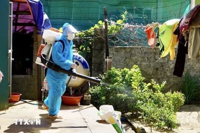 Cán bộ phun hóa chất diệt muỗi, phòng, chống sốt xuất huyết. Ảnh: TTXVN
