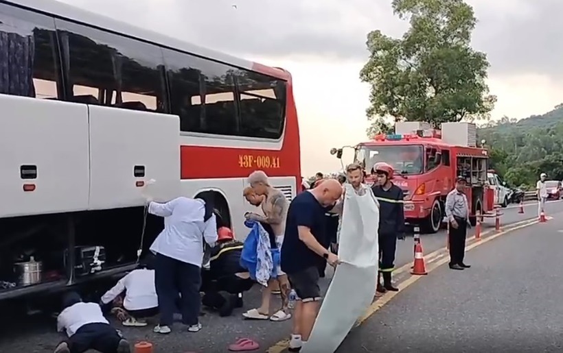 Cảnh sát phòng cháy, chữa cháy và cứu nạn, cứu hộ Đà Nẵng giải cứu nữ du khách. Ảnh: Báo Công an TP.HCM.