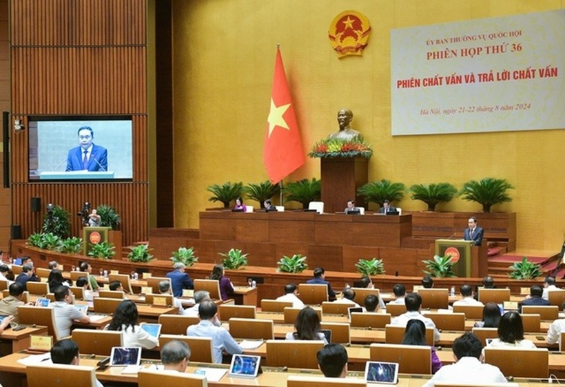 Ủy ban Thường vụ Quốc hội tổ chức chất vấn và trả lời chất vấn.