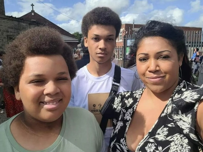 Kaydell chụp ảnh cùng các con trai của cô ấy. Ảnh: Mirror