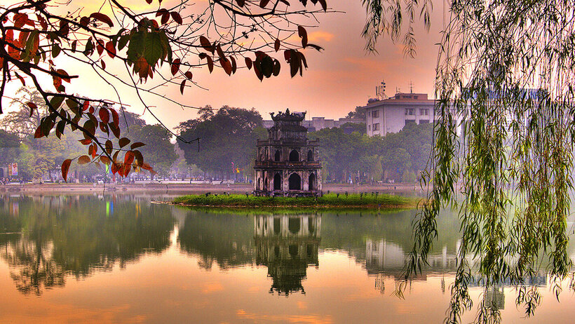 Hồ Hoàn Kiếm.