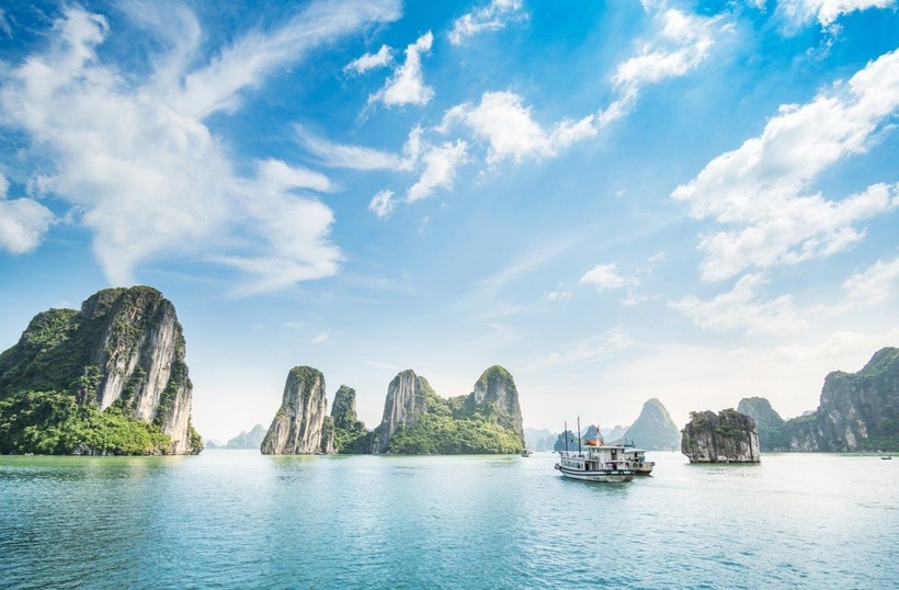 Vịnh Hạ Long đã được UNESCO công nhận là Di sản Thiên nhiên Thế giới, thu hút hàng triệu du khách mỗi năm. Ảnh minh họa