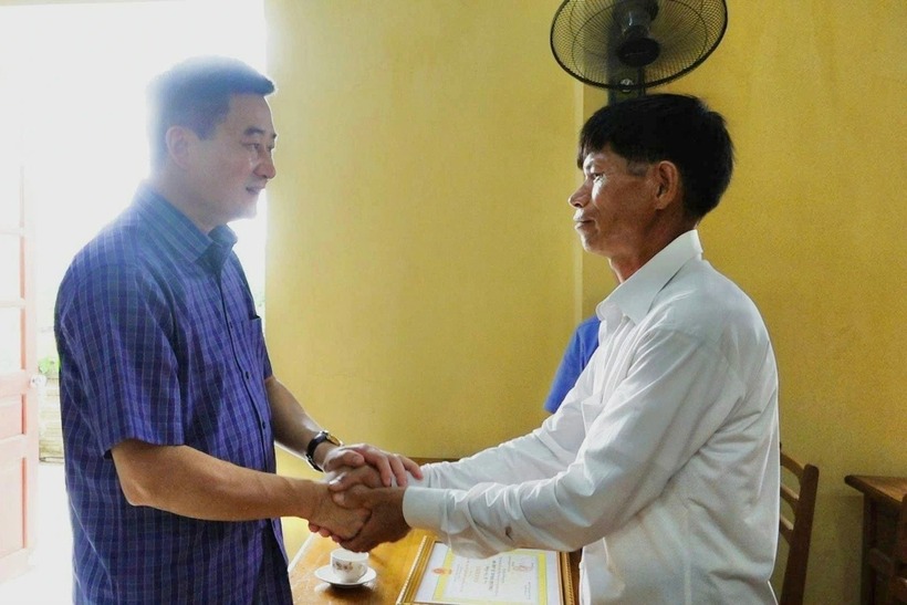 Lãnh đạo UBND huyện Văn Yên n tuyên dương tấm lòng cao cả, yêu thương, che trở của cá nhân ông Lý Văn Nằng. Ảnh: báo Dân trí.