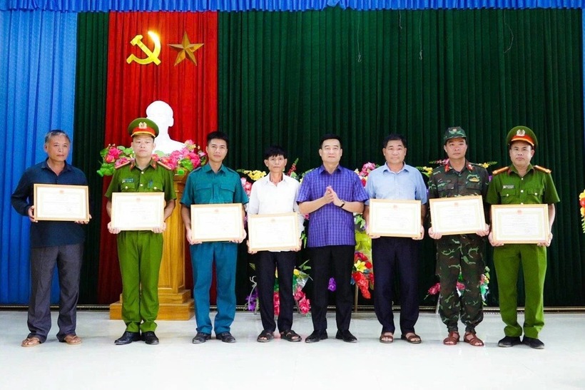 Lãnh đạo UBND huyện Văn Yên tặng giấy khen cho 6 tập thể và 1 cá nhân trong công tác tìm kiếm bé trai đi lạc trong rừng ở thôn Khay Dạo, xã Lâm Giang. Ảnh: Dân trí