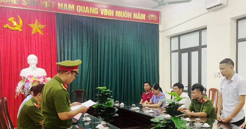 Cơ quan CSĐT điều tra công bố Quyết định khởi tố bị can đối với Bùi Văn Thái (áo trắng). (Ảnh: Công an tỉnh Ninh Bình)