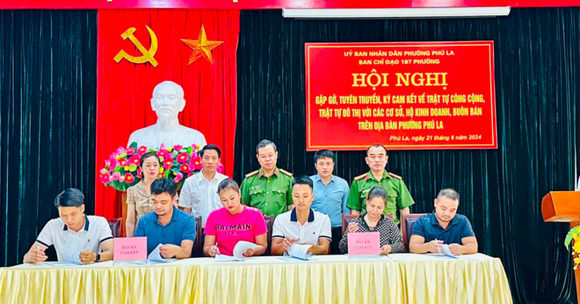 Hội nghị “Gặp gỡ, tuyên truyền; ký cam kết về trật tự công cộng, trật tự đô thị với các cơ sở, hộ kinh doanh buôn bán” trên các địa bàn phường.