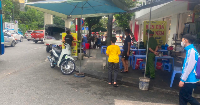 Lực lượng công an phường Quang Trung, phường Phú La phối hợp cùng Đội CSGT – TT, Công an quận Hà Đông đã ra quân tập trung kiểm tra, xử lý các vi phạm như bán hàng rong, hàng quán lấn chiếm vỉa hè, lòng đường.