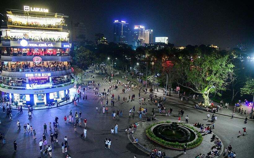Phố đi bộ Hồ Gươm.