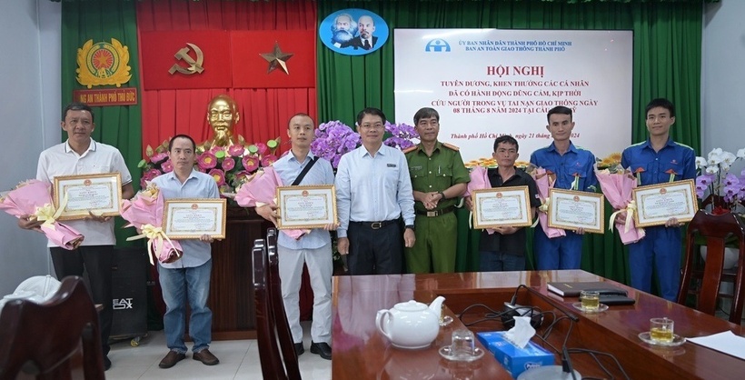 Ban An toàn giao thông TP.HCM khen thưởng 7 người hùng cứu tài xế kẹt trong xe Volvo cháy ở cầu Phú Mỹ. (Ảnh: Dân trí)