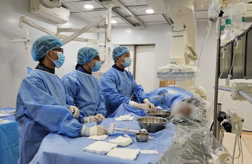 Ekip y bác sĩ vừa ép tim, vừa đặt stent tái thông dòng máu cứu bệnh nhân bị nhồi máu cơ tim. Ảnh: Tri Thức