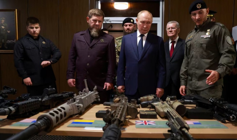 Tổng thống Nga Vladimir Putin và lãnh đạo Cộng hòa Chechnya Ramzan Kadyrov xem các loại vũ khí thu giữ được trong chiến dịch quân sự tại Ukraine. Ảnh: Sputnik
