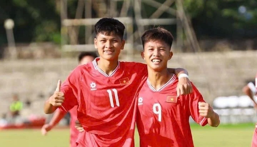 Những cầu thủ trẻ rạng rỡ sau chiến thắng. Ảnh: Báo Giao thông
