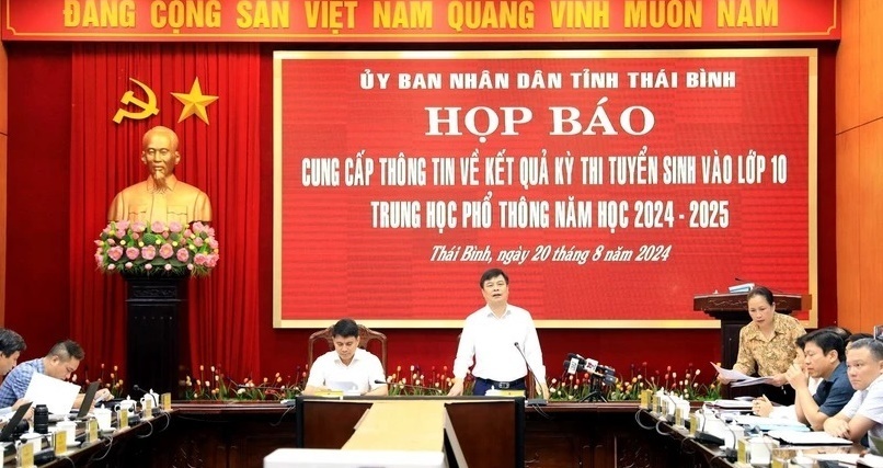 Quang cảnh buổi họp báo của tỉnh Thái Bình cung cấp thông tin về kết quả kỳ thi tuyển sinh vào lớp 10 công lập. (Ảnh: TTXVN)