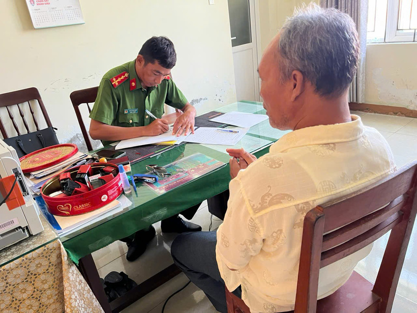 Người đàn ông đánh vợ dã man bị công an mời lên làm việc. (Ảnh: Tuổi trẻ)