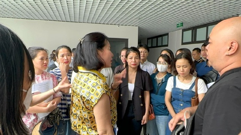 Phụ huynh bức xúc về việc con em có nguy cơ không biết học ở đâu.