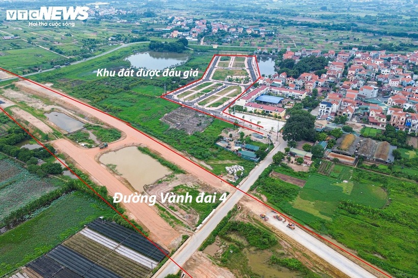 Theo báo VTC News, vị trí 19 lô đất tại thôn Lòng Khúc, xã Tiên Yên (Hoài Đức, Hà Nội) vừa được đấu giá nằm cách trung tâm Hà Nội khoảng 20km và cách đường vành đai 4 đang thi công khoảng 100m.