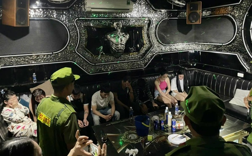 Các đối tượng sử dụng trái phép chất ma túy trong quán karaoke Paris. (Ảnh: Công an)