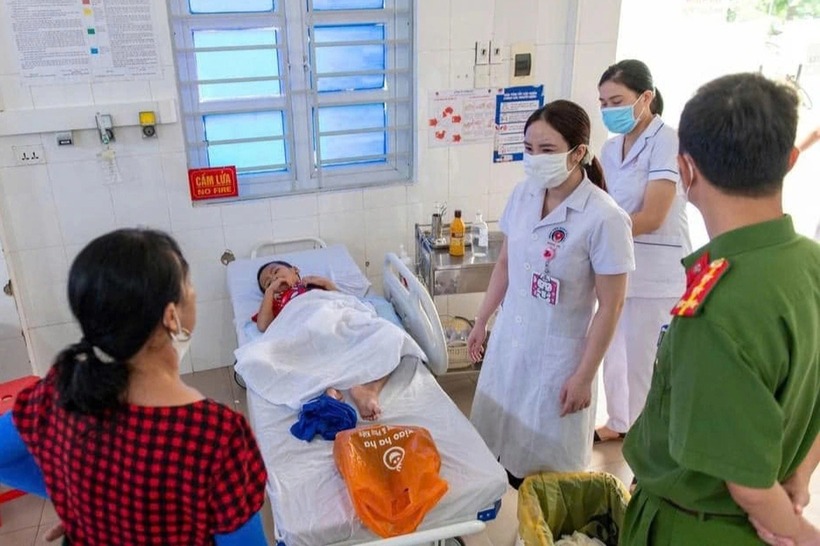 Bé H. được đưa đến bệnh viện điều trị. Ảnh: Dân Trí
