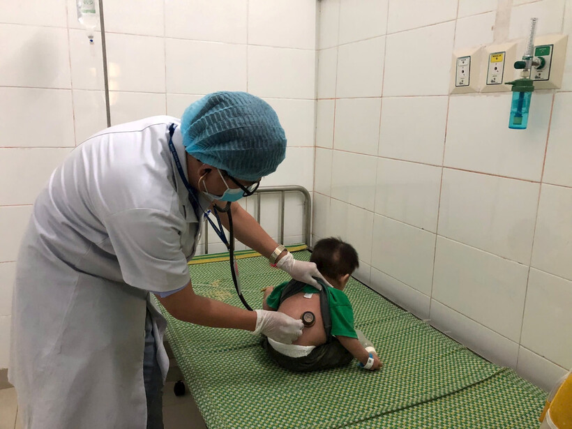Bác sĩ đang thăm khám cho bệnh nhi mắc bệnh sởi. Ảnh: Báo Đại Đoàn Kết