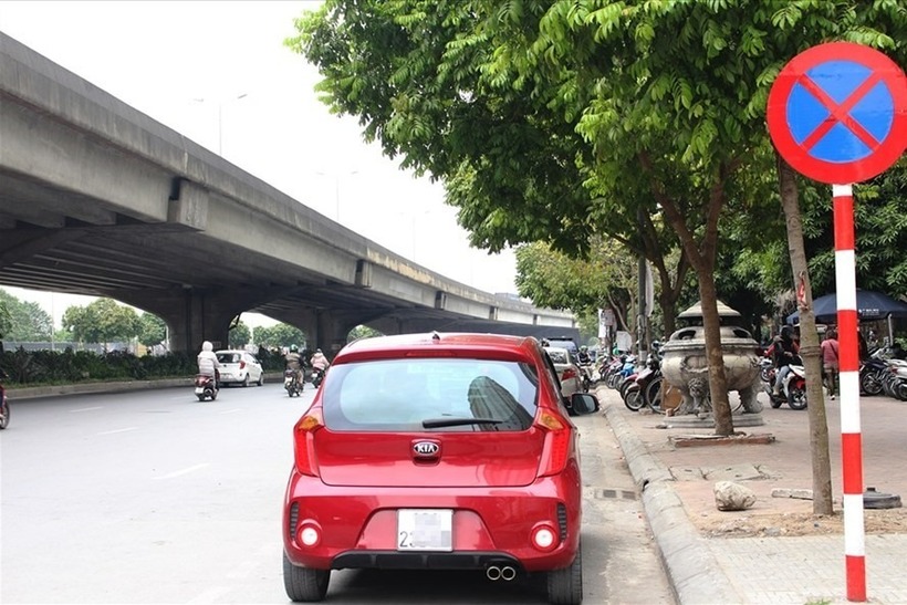 Biển cấm dừng đỗ xe có hiệu lực bao nhiêu mét? là câu hỏi được nhiều tài xế quan tâm. Ảnh minh họa
