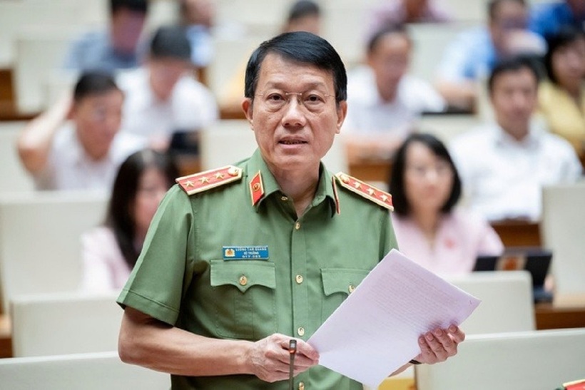 Bộ trưởng Bộ Công an Lương Tam Quang trả lời chất vấn sáng 22/8 (Ảnh: Quochoi.vn).