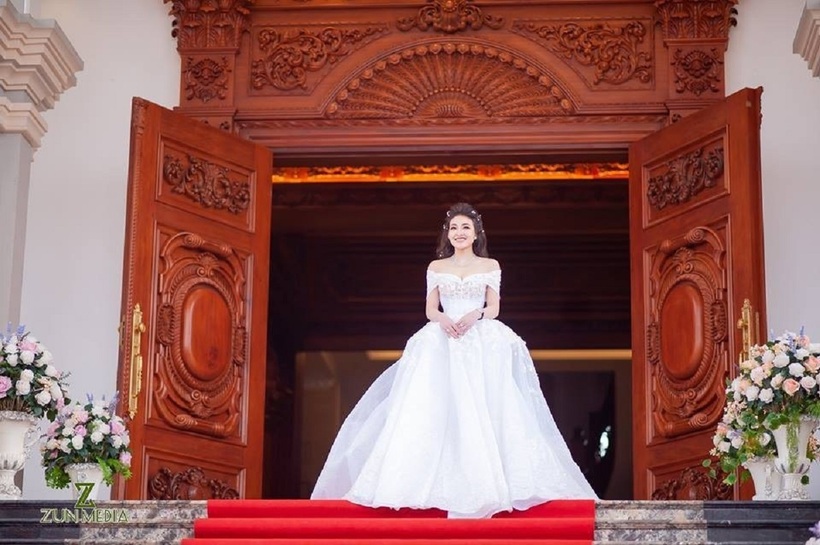 Cô dâu bên cửa tòa lâu đài