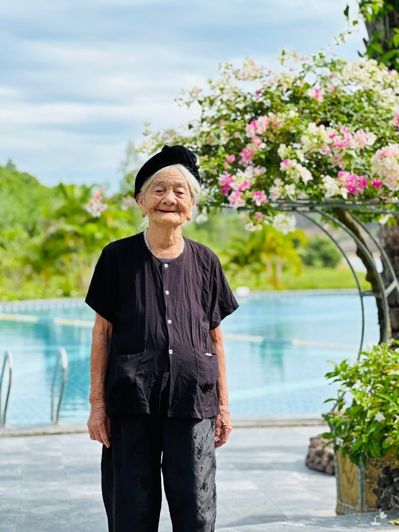 Ở tuổi 96, cụ Tứ sống vui vẻ, lạc quan. Ảnh: VietNamnet