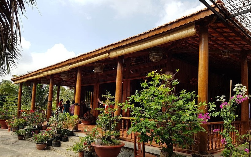 Để có được cây dừa tốt dựng nhà, ông Thưởng phải đi rất nhiều vườn dừa ở các tỉnh Bến Tre, Vĩnh Long... Năm 2017, ông mời hơn 30 nghệ nhân, thợ lành nghề ở Bến Tre về xây dựng ngôi nhà và phải mất gần 2 năm mới hoàn thiện.