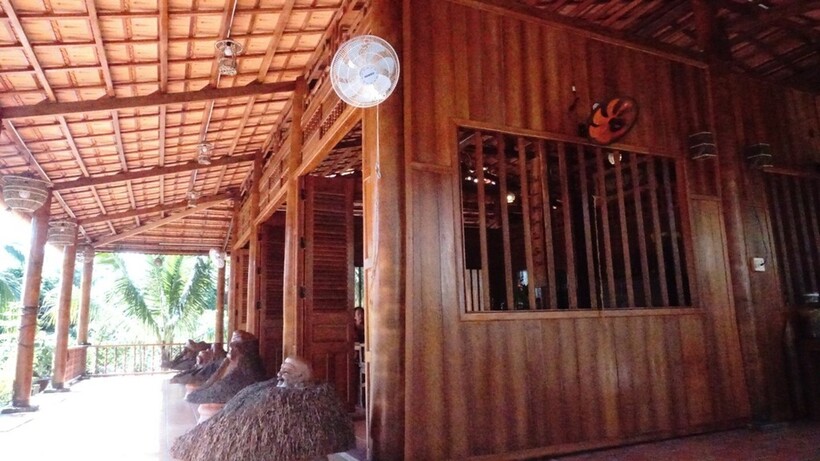Ông Thưởng còn nhờ nghệ nhân tạo 4 tượng phật Phúc – Lộc – Thọ và Di Lặc bằng rễ dừa; tủ thờ, bộ trường kỷ, hoành phi... cùng đèn trang trí, màn cửa, tranh ảnh... cũng được làm từ dừa.