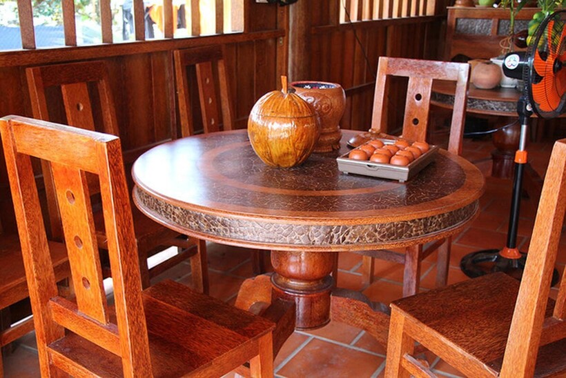 Bộ bàn ghế được làm từ thân cây dừa vô cùng tinh xảo và đẹp mắt.