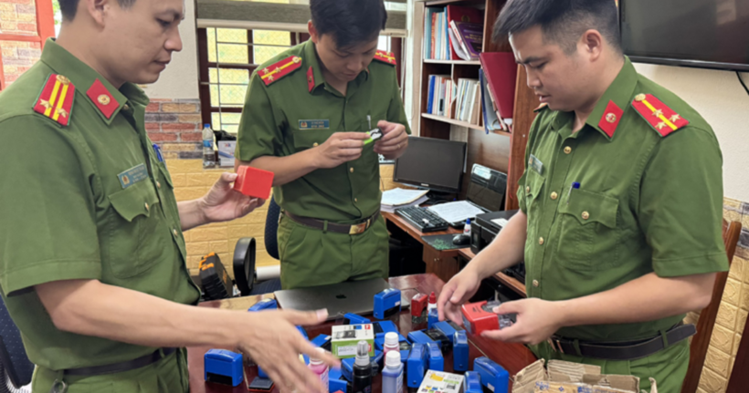 Các tang vật làm giả giấy tờ để sử dụng mua bán xe ô tô không rõ nguồn gốc bị thu giữ. (Ảnh: Công an tỉnh Thanh Hóa)
