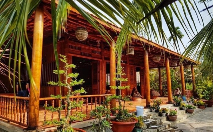 Ngôi nhà "độc nhất vô nhị" làm từ 4.000 cây dừa. Căn nhà được ông Dương Văn Thưởng xây dựng trên khu đất rộng 4.000m2 và có đến 95% vật kiến trúc được làm từ cây dừa. Tổng chi phí cho khu nhà này hơn 5 tỷ đồng.