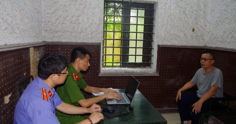 Cơ quan chức năng lấy lời khai đối tượng Mạnh. (Ảnh: Công an tỉnh Hà Nam)