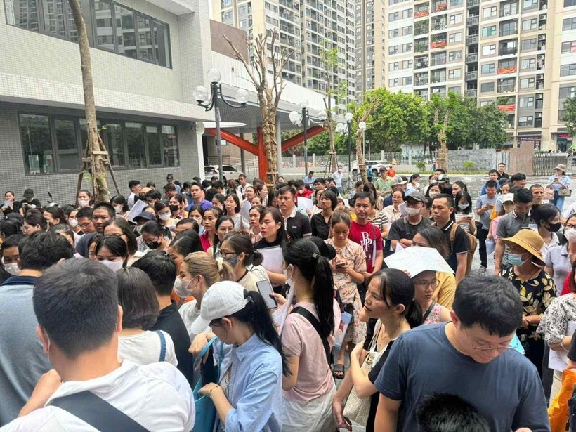 Hàng trăm phụ huynh đến Trường Tiểu học Tây Mỗ 3. Ảnh: Lao động