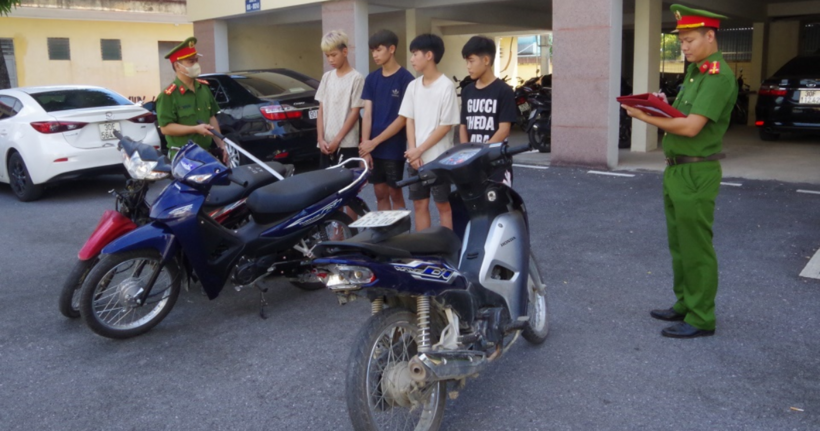 Cơ quan công an bắt nhóm thanh, thiếu niên “chặt biển số xe máy” cướp tài sản. (Ảnh: Công an Hà Nam)
