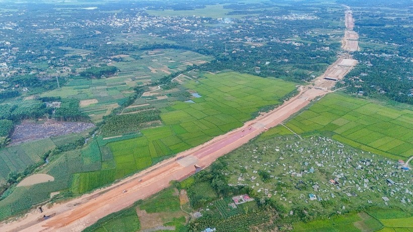 Sau gần 20 tháng thi công, hình hài tuyến cao tốc Quảng Ngãi – Hoài Nhơn đã hiện rõ
