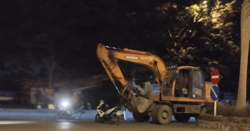 Hình ảnh chiếc xe máy xúc gây tai nạn.
