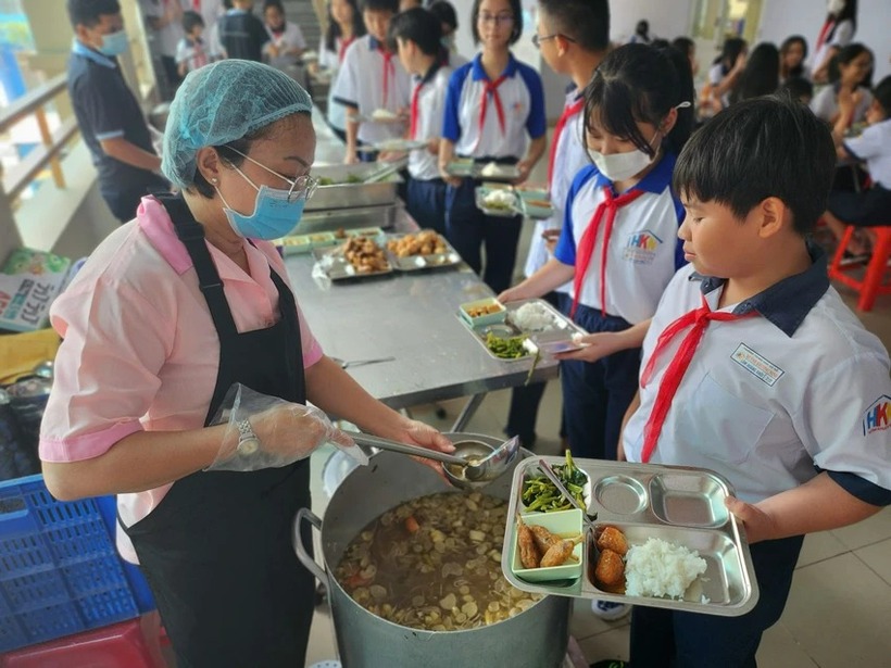 Bữa ăn bán trú của học sinh Trường THCS Huỳnh Khương Ninh, quận 1. (Ảnh: PLO)
