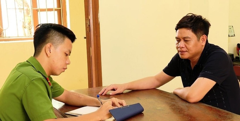 Đối tượng Bùi Anh Tuấn tại cơ quan công an. Ảnh: VietNamNet