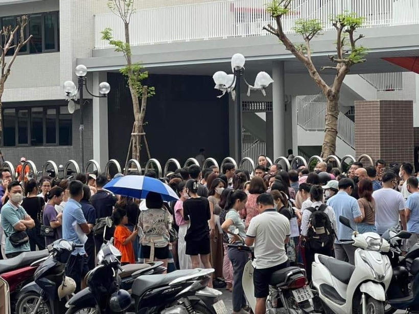 Vụ hàng trăm phụ huynh "vây" trường học ở Hà Nội đang khiến dư luận xôn xao. Ảnh: Vietnamnet